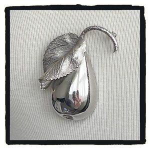 💕Beautiful Vintage Silver Tone Pear Pin💕
